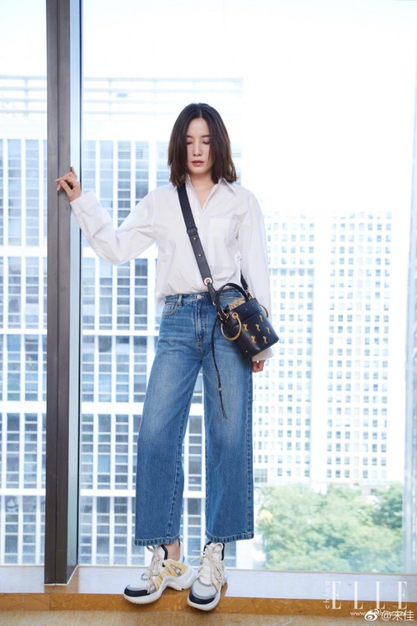 衬衫牛仔裤搭配高跟鞋,钟楚曦和张雪迎谁漂亮