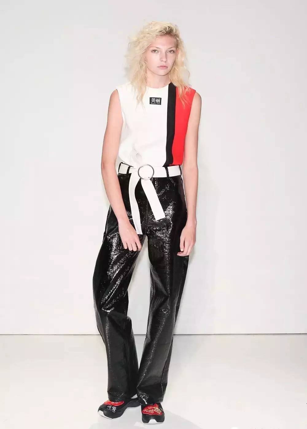 这个英国品牌又潮又有趣，最重要的是设计师型过金城武