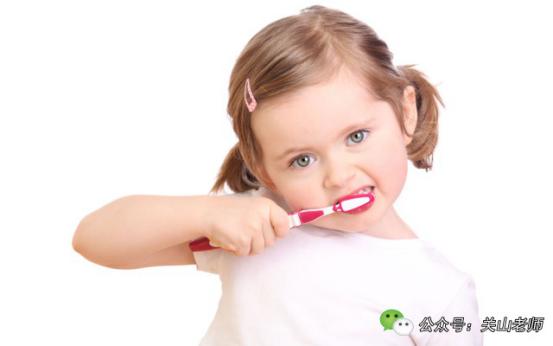 孩子嘴唇红肿像香肠嘴,宝宝嘴唇肿得像香肠