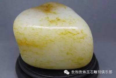 鸡油黄籽料与山料的区别,和田玉山料跟籽料哪个好