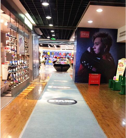 郑恺王嘉尔潮牌,余文乐开的潮牌店