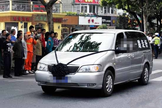 开车遇到出殡是好事还是坏事,开车遇丧事什么征兆