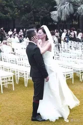 大部分人接吻是怎么吻的,婚礼上的亲吻是怎么吻的