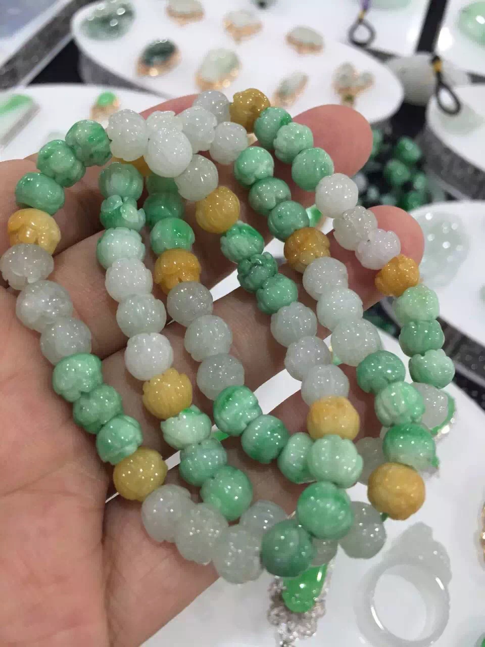 做微商如何描述翡翠产品 (做翡翠微商的都出入高档酒店吗)