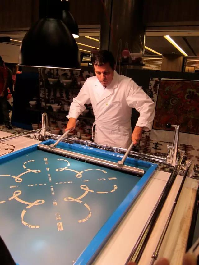 爱马仕丝巾凭什么这么贵？