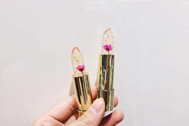 网络爆*K红**ailijumei果冻口红，这朵花就是点睛之笔！