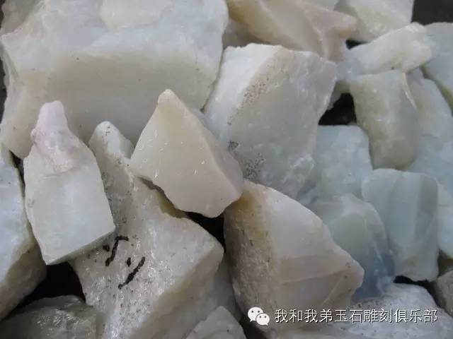 鸡油黄籽料与山料的区别,和田玉山料跟籽料哪个好