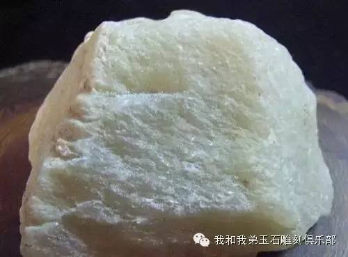 鸡油黄籽料与山料的区别,和田玉山料跟籽料哪个好