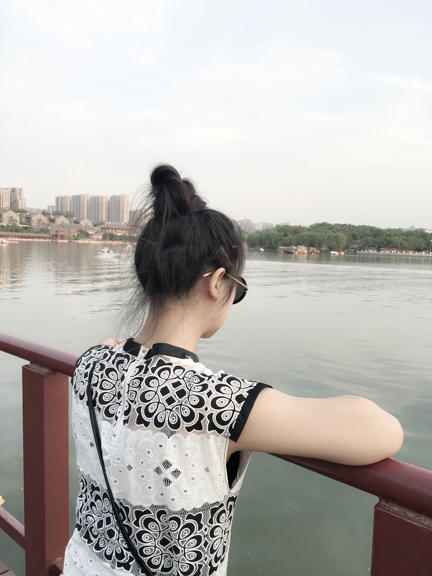 烫发洗发后用弹力素还是精油,烫发后多久护理头发