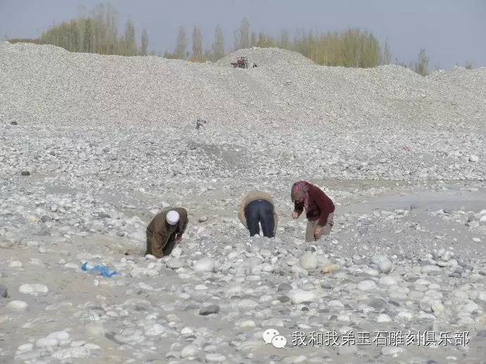 鸡油黄籽料与山料的区别,和田玉山料跟籽料哪个好