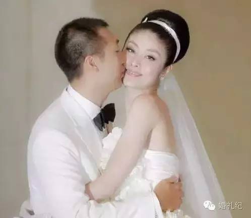 大部分人接吻是怎么吻的,婚礼上的亲吻是怎么吻的