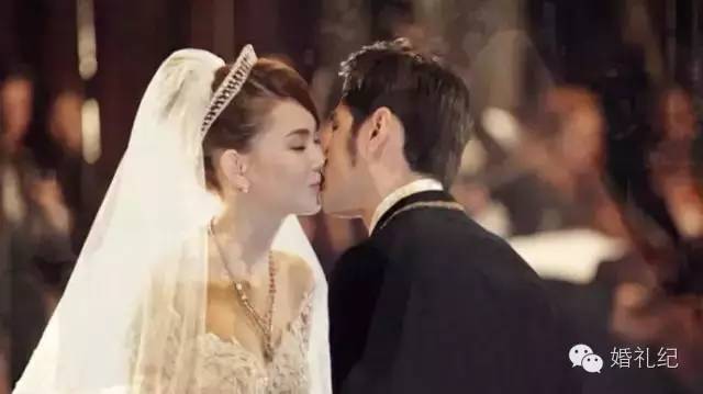 大部分人接吻是怎么吻的,婚礼上的亲吻是怎么吻的