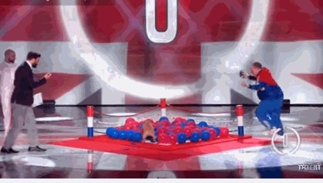 狗狗看见气球就想玩,狗狗咬爆100个气球