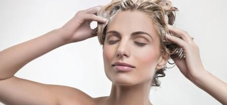 烫发洗发后用弹力素还是精油,烫发后多久护理头发