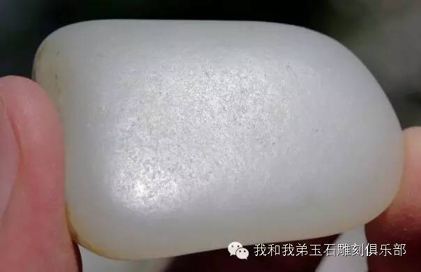 鸡油黄籽料与山料的区别,和田玉山料跟籽料哪个好