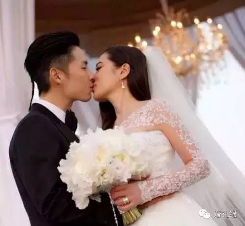 大部分人接吻是怎么吻的,婚礼上的亲吻是怎么吻的