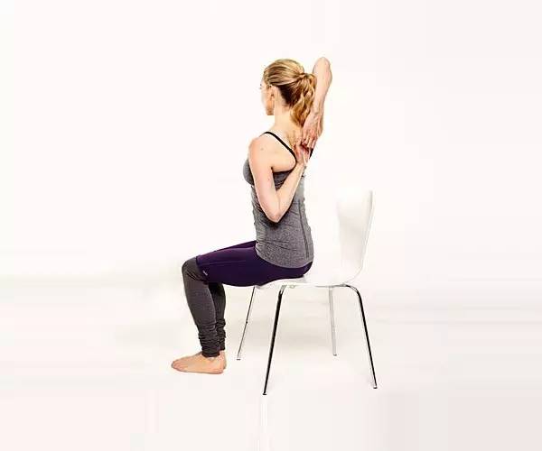 办公室瑜伽肩颈理疗放松,办公室放松肩颈的瑜伽动作