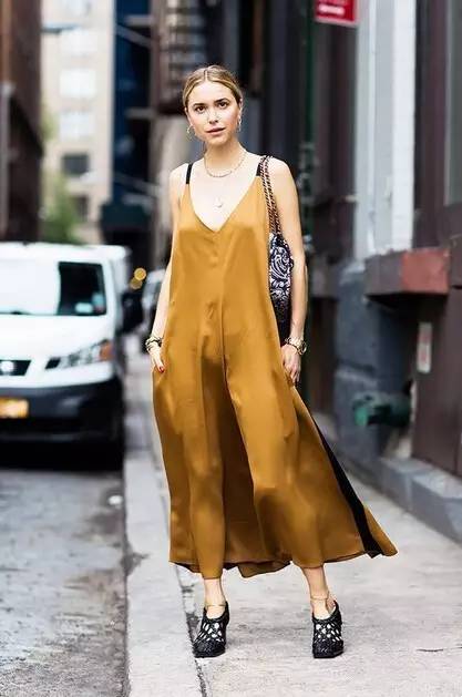 夏天当然少不了一件吊带裙,夏天需要一条温柔的吊带裙