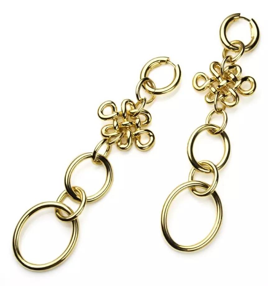 夏天当然少不了一件吊带裙,夏天需要一条温柔的吊带裙