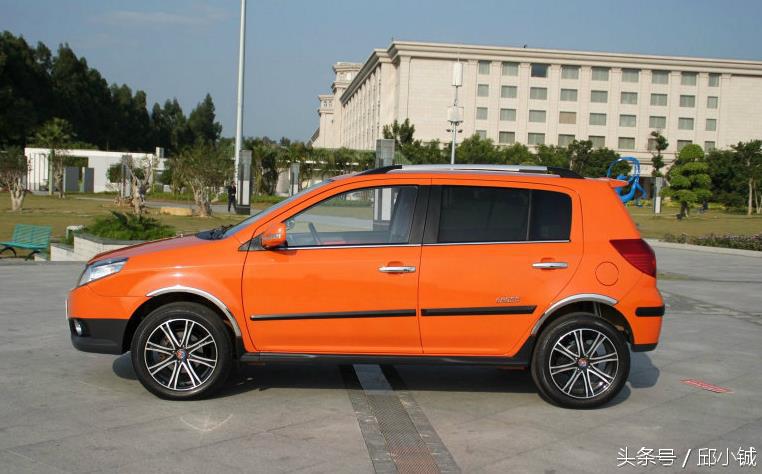 跨界的CROSS小车，价格只要POLO的一半，性价比非常好！