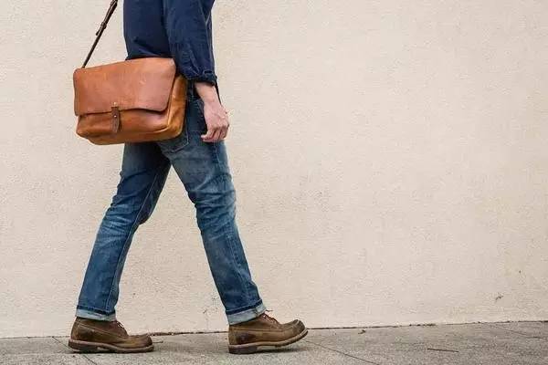 老板出门谈生意带什么包 (商务人士背什么包合适)