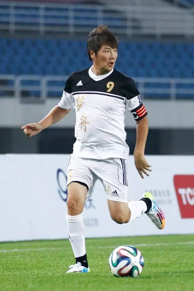 鹿晗踢球水平怎样,鹿晗足球在娱乐圈是什么水平