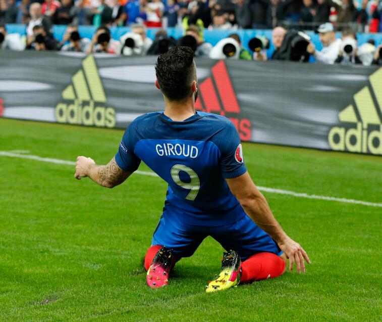 吉鲁进球后致敬亨利,吉鲁在欧冠入几个球了