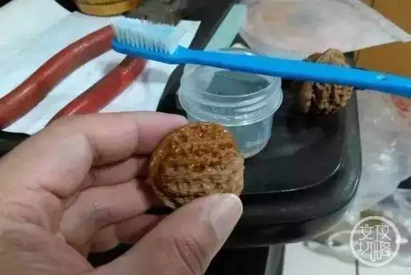 老婆和妈掉水里先救谁正确答案,媳妇和孩子掉水里先救谁最佳答案