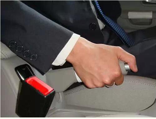 新手开车一启动就熄火,新手司机开车总是熄火怎么办