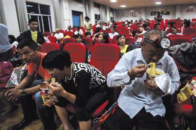 暴雨中的武汉：产妇乘船分娩武大试卷被打湿