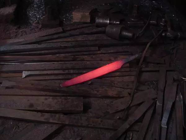 厨刀入门指南：为什么不能拿高级厨刀拍蒜？