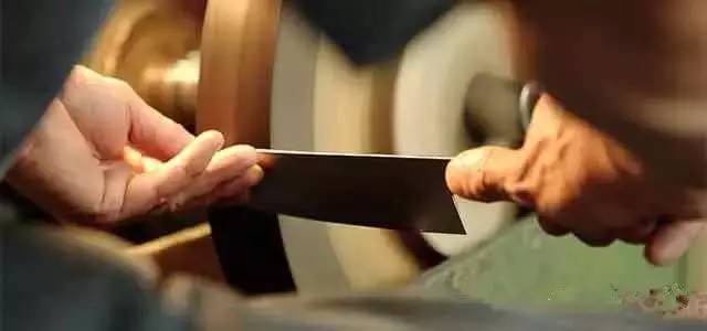 厨刀入门指南：为什么不能拿高级厨刀拍蒜？