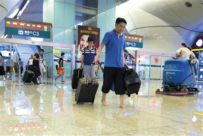 暴雨中的武汉：产妇乘船分娩武大试卷被打湿