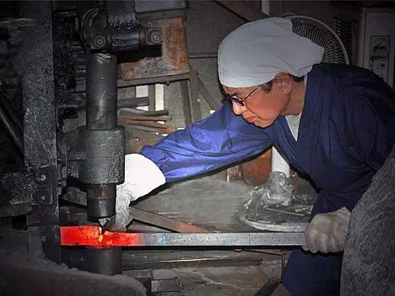 厨刀入门指南：为什么不能拿高级厨刀拍蒜？