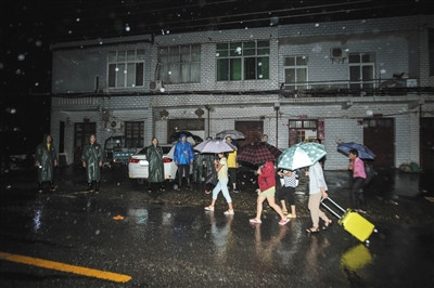 暴雨中的武汉：产妇乘船分娩武大试卷被打湿