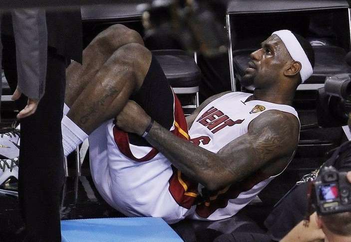 打篮球老是抽筋怎么解乏,打篮球时经常抽筋