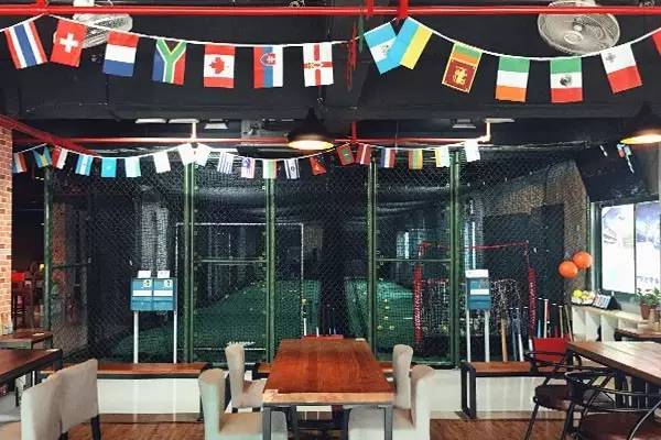 棒球！足球！桌游台球啤酒！在这个超酷的室内棒球馆度过一个慵懒的午后！