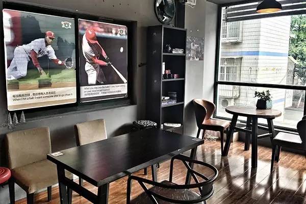 棒球！足球！桌游台球啤酒！在这个超酷的室内棒球馆度过一个慵懒的午后！