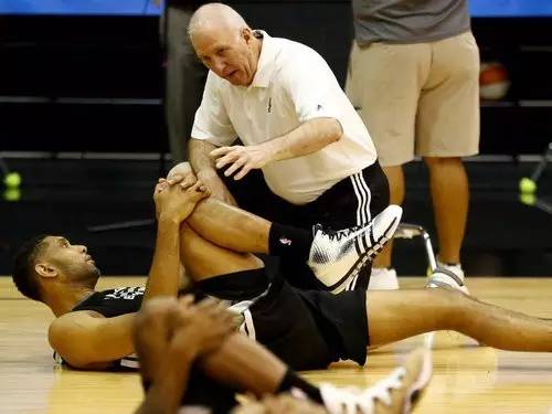 打篮球老是抽筋怎么解乏,打篮球时经常抽筋