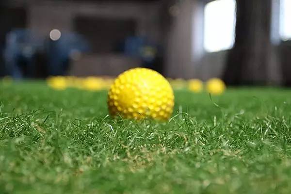 棒球！足球！桌游台球啤酒！在这个超酷的室内棒球馆度过一个慵懒的午后！