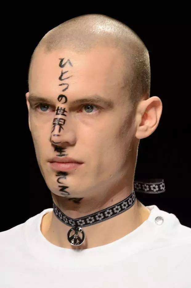 女生脖子上的choker,女孩脖子上的黑色的环