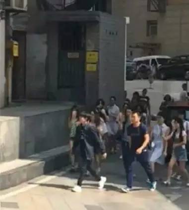 一言不合就堵厕所，小鲜肉你们得带多少保镖才能隔开痴女？！