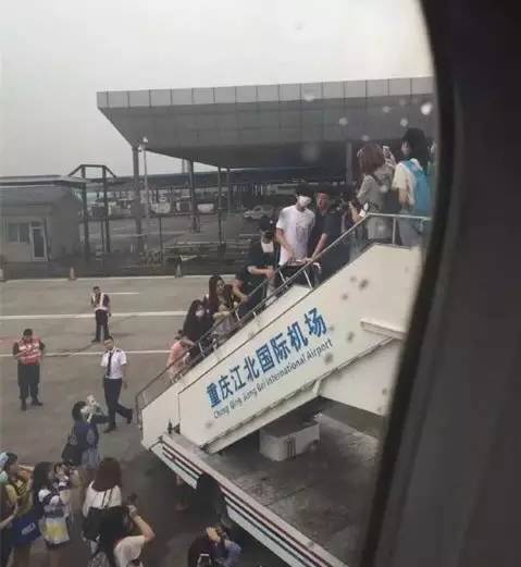 一言不合就堵厕所，小鲜肉你们得带多少保镖才能隔开痴女？！