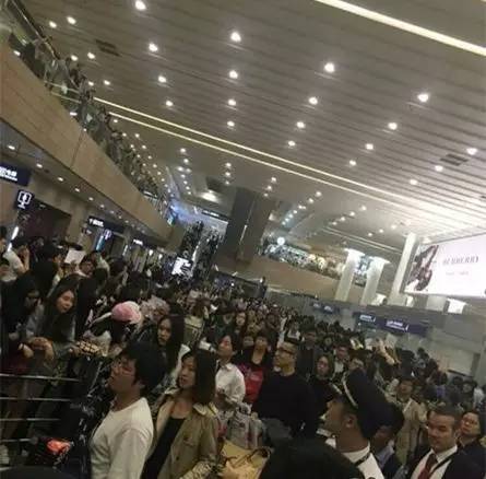 一言不合就堵厕所，小鲜肉你们得带多少保镖才能隔开痴女？！