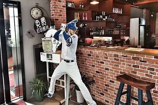 棒球！足球！桌游台球啤酒！在这个超酷的室内棒球馆度过一个慵懒的午后！