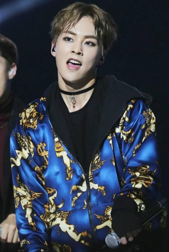 女生脖子上的choker,女孩脖子上的黑色的环