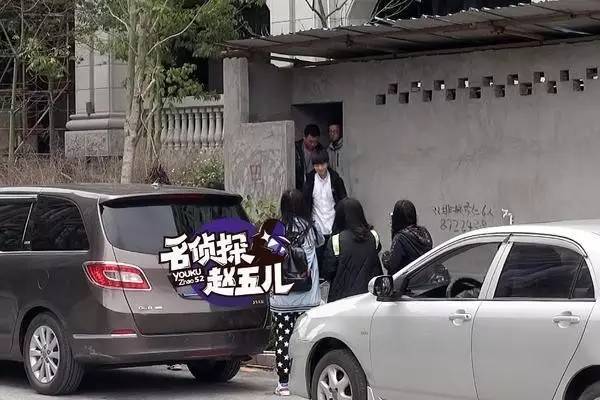 一言不合就堵厕所，小鲜肉你们得带多少保镖才能隔开痴女？！