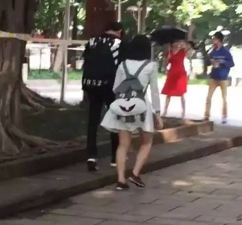 一言不合就堵厕所，小鲜肉你们得带多少保镖才能隔开痴女？！