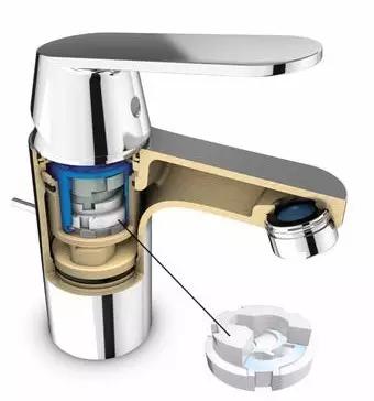 水龙头坏了自己安装不顺手,水龙头坏了怎样不拆再装一个新的