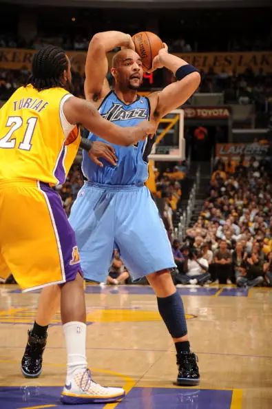 背身单打脚步走几步,背身单打转不过身